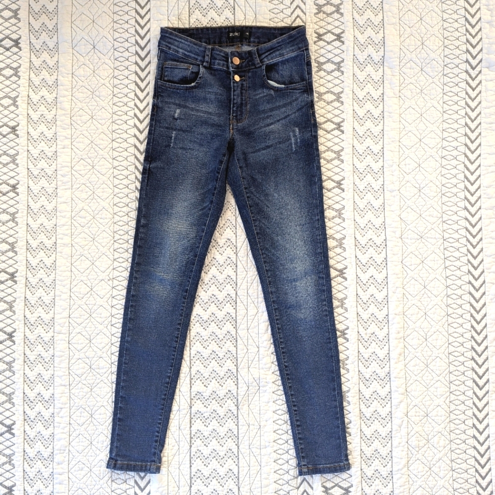 Zuiki Straight Leg Jeans. Size 4 US
